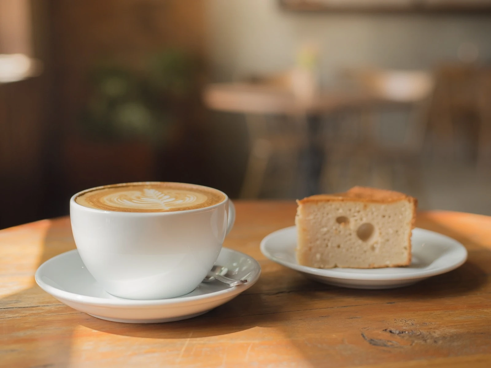 Cappuccino + hausgemachtes Kuchenstück